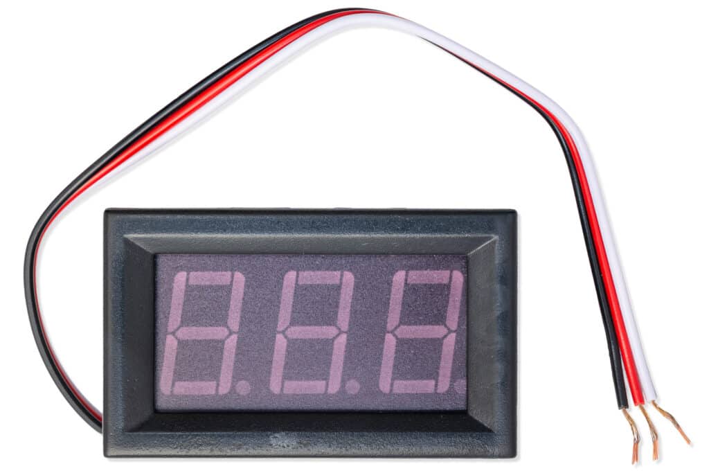 Ugradbeni digitalni voltmetar