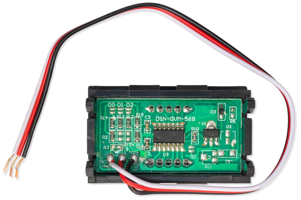 Ugradbeni digitalni voltmetar